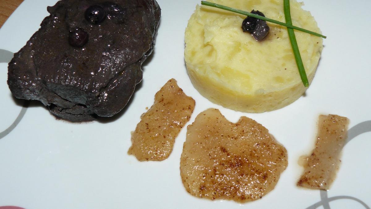 Recette - Pavé de sanglier et son jus de viande au vin rouge et myrtilles,  écrasé de pommes de terre et poire épicée en vidéo 