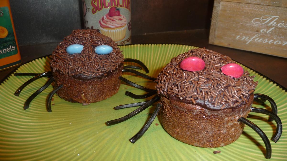 Gâteau au chocolat et aux bonbons toile d'araignée pour la fête d