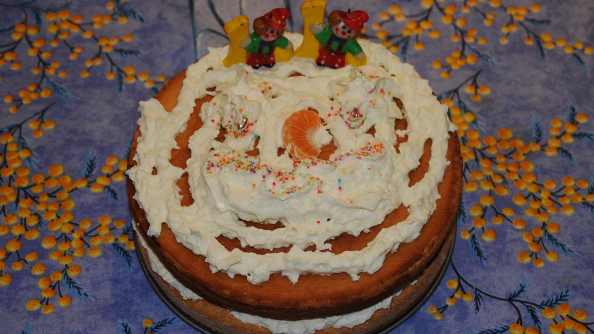Gâteau à la crème en bois pour fête d'anniversaire, cuisine