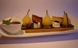 Petites poires pochées aux épices, yaourt glacé fève Tonka, tuile citron pavot et sauce chocolat Irisch Cream