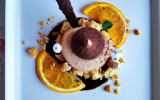 Crème au chocolat-praliné sur lit croustillant à la noisette et sa mousse à l'orange.