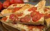 Focaccia aux tomates, fromage et origan