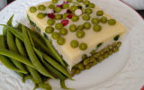 Cake vert au basilic garni de petits pois, haricots verts et surimi