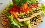 Brunch végétarien, mille-feuilles de céréales croustillantes aux crudités