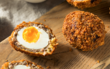 Des oeufs croustillants à l’extérieur, mais encore coulants à l’intérieur : voici comme faire des scotchs eggs pour Pâques !