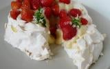 Pavlova aux fraises et huile d'olive 'Tanche' au basilic