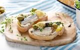 Il fait trop chaud pour allumer le four ? Cette tartine aux sardines et citron d’inspiration grecque se prépare en 5 minutes chrono