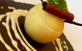 Poire  Nashi pochée aux épices et panna cotta de foie gras Crème réduite au tabac