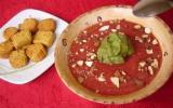 Soupe toute crue de tomates aux fraises, boule de crème d'avocat, éclats d'amandes