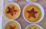 Crème brûlée aux poires en forme d'étoiles