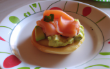 Petit canapé d'omelette à l'avocat et au saumon