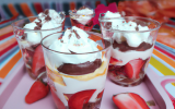 Verrines de fraises et chantilly au chocolat blanc rapides