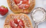 Brioches aux amandes et fraises