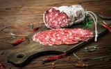 Faut-il systématiquement retirer la peau du saucisson ? Ce médecin donne sa réponse