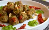 Boulettes au pesto de persil, tomates confites et pignons de pin