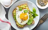 Tous en cuisine : Cyril Lignac partage sa recette d’avocado toast frais et gourmand