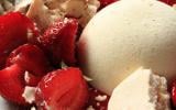 Parfait à la vanille fraises danoises et meringues croustillantes au muesli