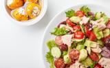 Avocat, thon, olives, tomates : voici la recette d'une salade fraîche et gourmande venue tout droit d’Italie à adopter pour l'été