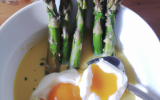 Asperges vertes, bouillon au thé vert, huîtres et œuf de poulette poché