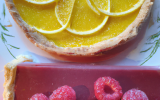 Tarte au citron, miroir de framboise, sur fond macaroné