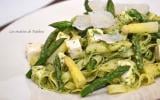 Tagliatelle aux asperges et à la feta, pesto de roquette et noix