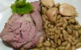 Gigot raccourci confit, aux gousses d'ail et chevriers verts