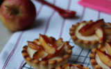 Tartelettes individuelles aux pommes sur confiture de lait