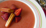 Soupe de rhubarbe vanillée aux fraises et spéculoos