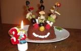 Brochettes de fruits frais et de bonbons version anniversaire d'enfants