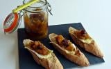 Crostini au chutney de pomme et au brie