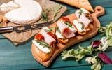 Ces tartines au rôti de porc, fromage fondant et tomates confites vont vous sauver un dîner en 10 minutes