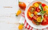 Cette salade de tomates signée Alain Ducasse avec sa sauce spéciale est idéale pour se régaler quand il fait chaud