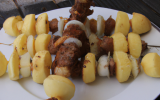 Brochettes de bœuf et pommes de terre marinés