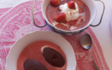 Soupe de fraise et quenelle de chocolat glacé