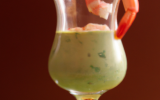 Verre de creme d'avocat aux crevettes