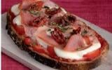 Tartine saint moret /jambon sur son lit de pesto