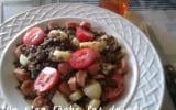 Salade de lentilles, saucisses, tomates, emmental