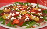 Carpaccio de bresaola, nectarines, fraises et chèvre au miel sur lit de rucola