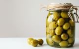 Peut-on consommer sans risque un pot d’olives oublié dans le frigo ?