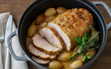 Rôti de porc en cocotte à la moutarde et petits oignons