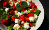 Salade de fraises, tomates cerise et chèvre frais