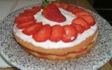 Gâteau, fraises et chantilly