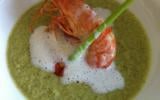 Velouté de brocolis crevettes sautées, son écume de lait crevette et sommités de brocolis frits