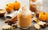 Voici comment reproduire la boisson de cet automne, un pumpkin spice latte comme chez Starbucks !