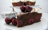 Gâteau au chocolat, aux cerises et aux amandes