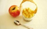 Verrine de pommes caramélisées, mousse de miel sur lit de macarons