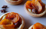 Tartelettes aux pommes râpées, cannelle et abricots secs