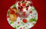 Verres gourmands aux fraises et à la mousse de faisselle, madeleines au citron