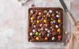 Succès garanti ! Voici notre recette pour faire un brownie de Pâques gourmand avec des oeufs en chocolat