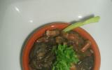 Cassolette d'escargots au vin, lardons,et champignons.